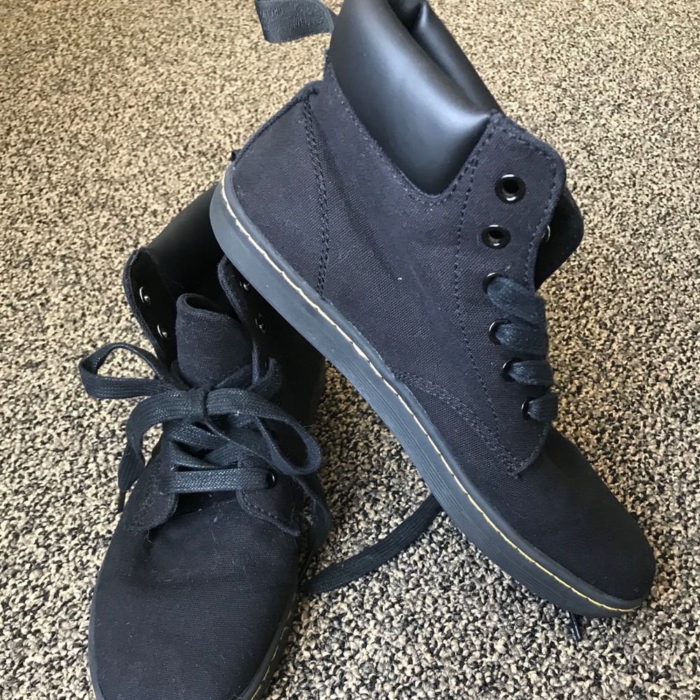 Size 9 Women’s Dr Marten Marley Padded Collar Boot